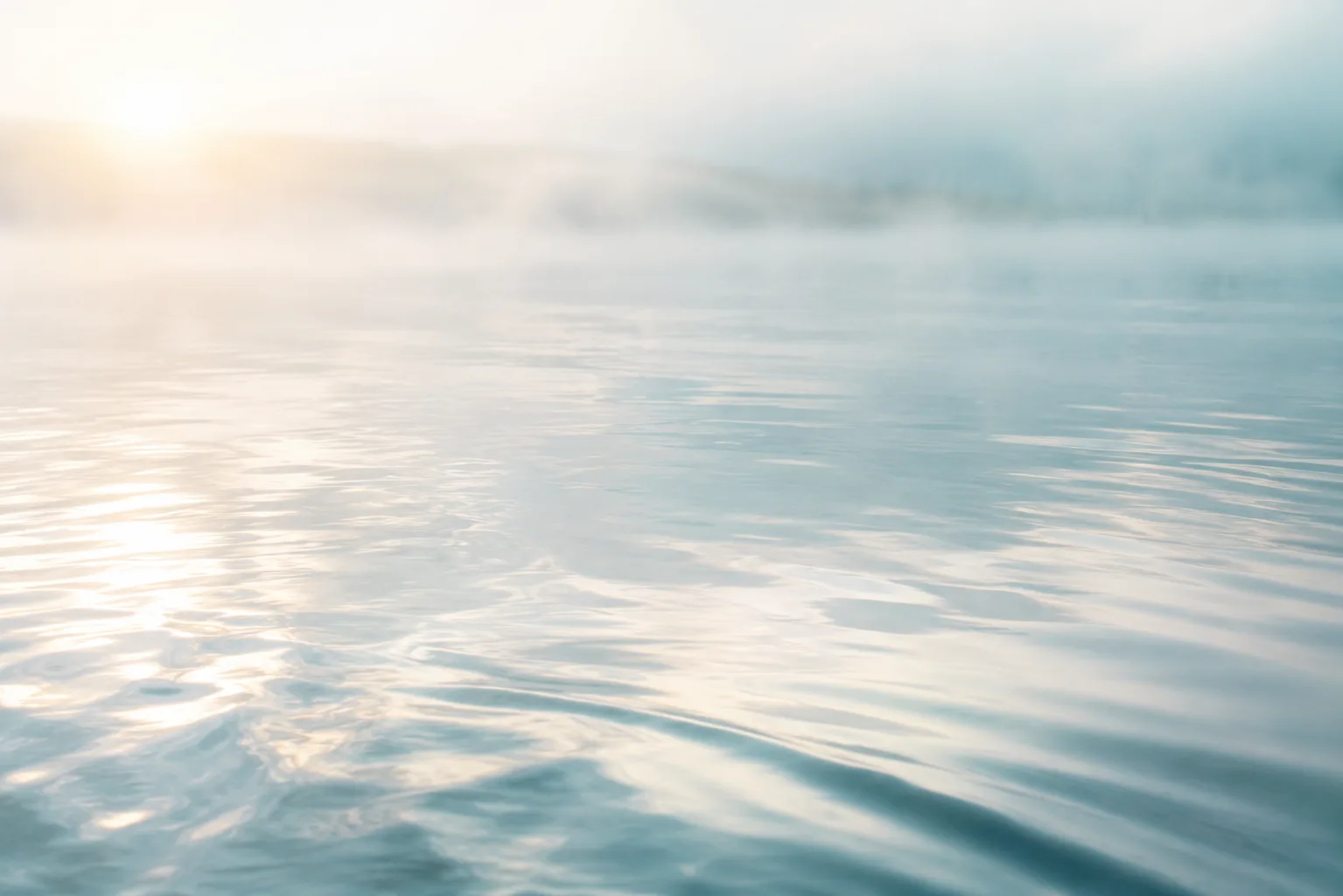 Stilles Wasser im Morgenlicht