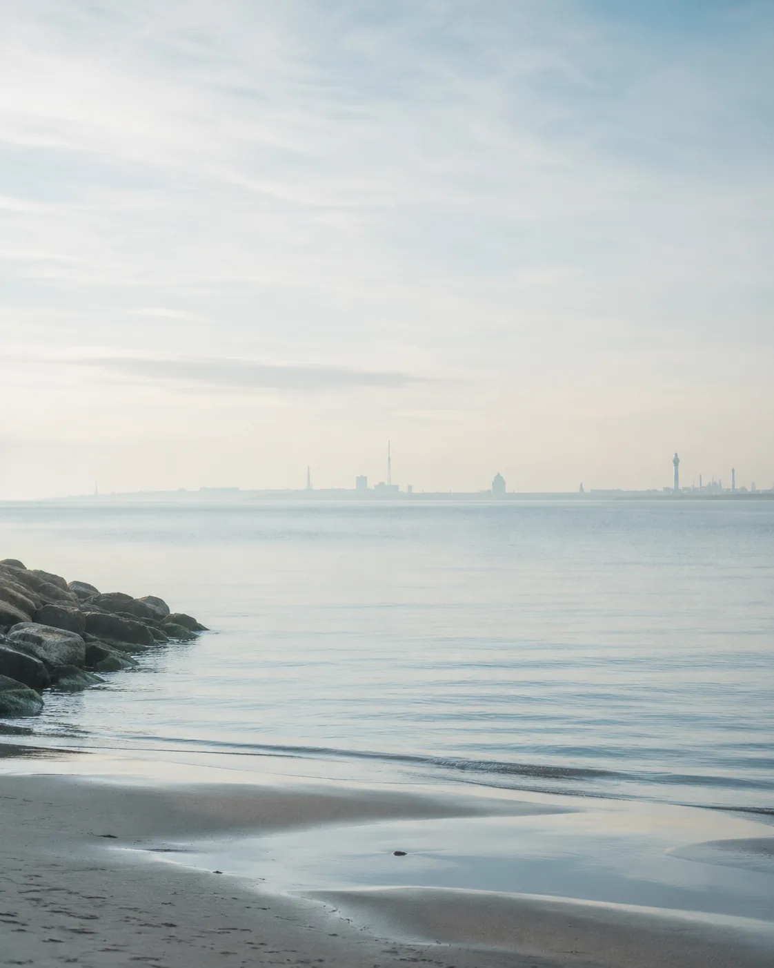 Ruhiges Wasser bei Morgenlicht